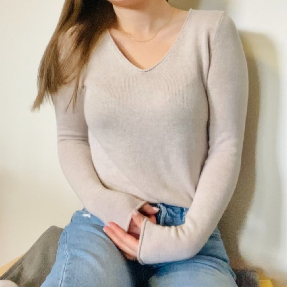Old navy. oatmeal v-neck sweater